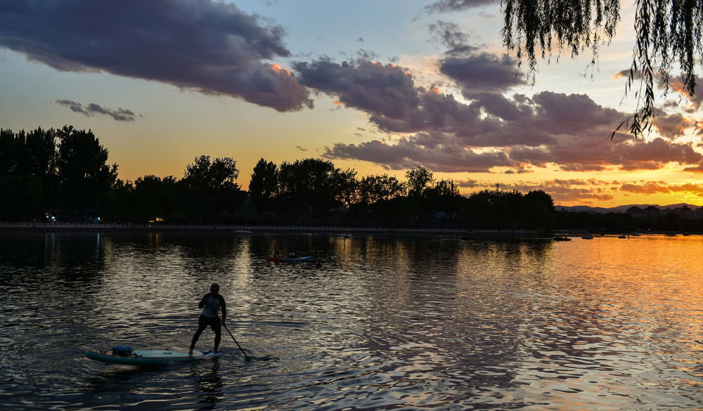 2023年6月10日，夕阳下的什刹海。新华社记者陈钟昊摄