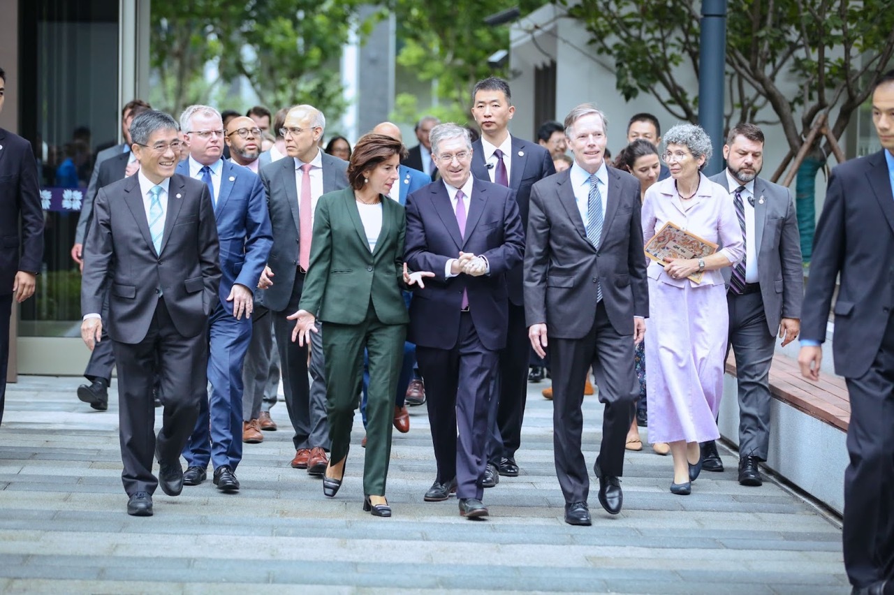 美国商务部长雷蒙多到访上海纽约大学，与师生互动交流_凤凰网