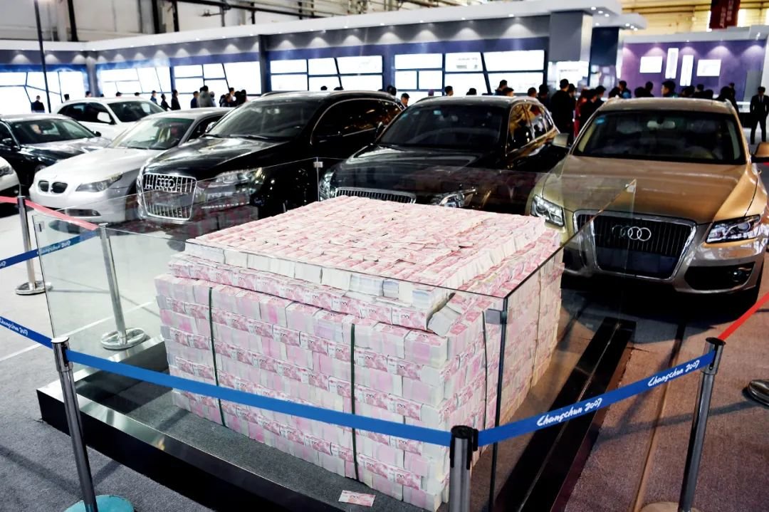 2019年11月9日,吉林长春市,吉林省扫黑除恶专项斗争阶段性成果展引来大量民众参观。该展览以黑恶势力犯罪典型案例为主线,通过展示虎皮、枪支、刀具等收缴扣押的涉案物品和430块展板,详细介绍了30起“黑老大”典型案例。图/中新