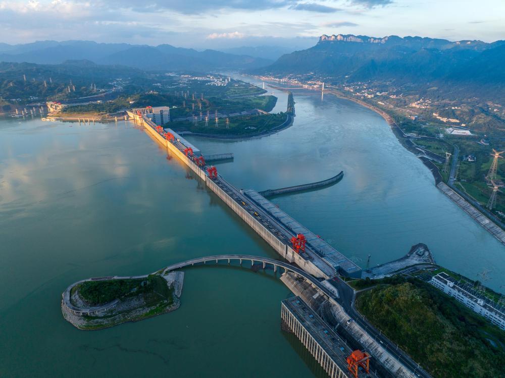这是2023年7月9日在湖北宜昌市拍摄的三峡水利枢纽工程（无人机照片）。新华社发（王罡 摄）