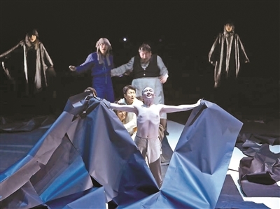 《暴风雨》剧照(后排中为演员李龙吟)