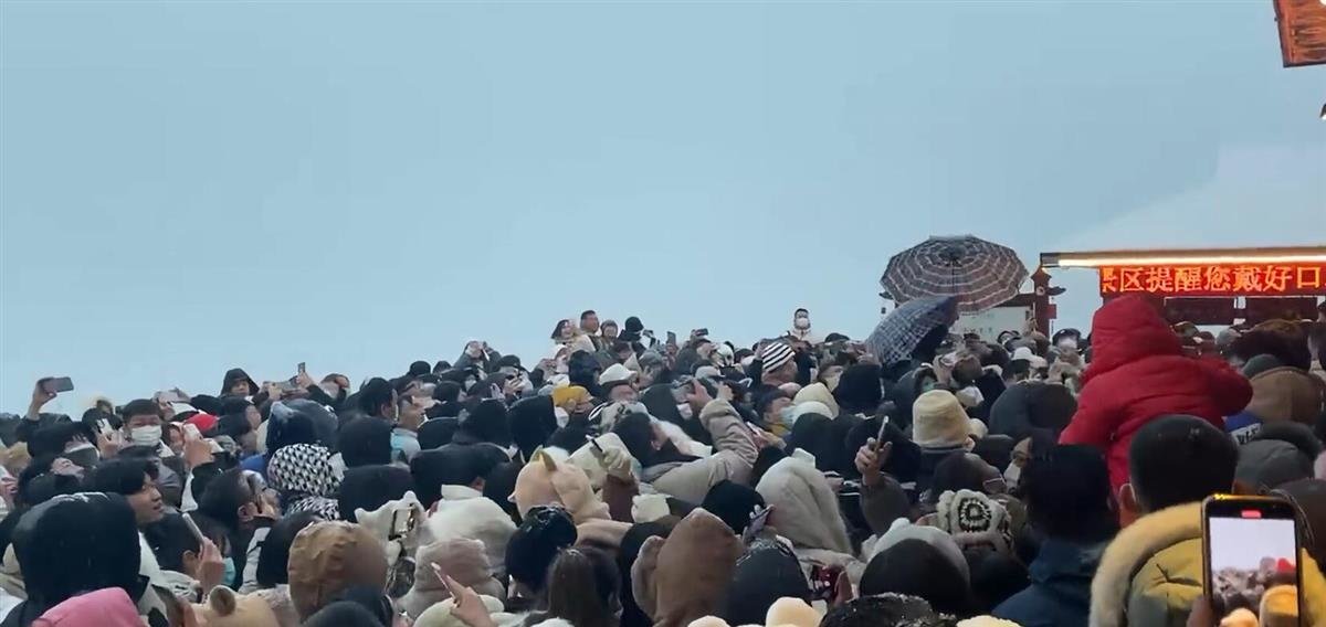 凤凰早报|浙江多地关闭核酸免费采样点;俄军遭火箭弹袭击致63人死亡