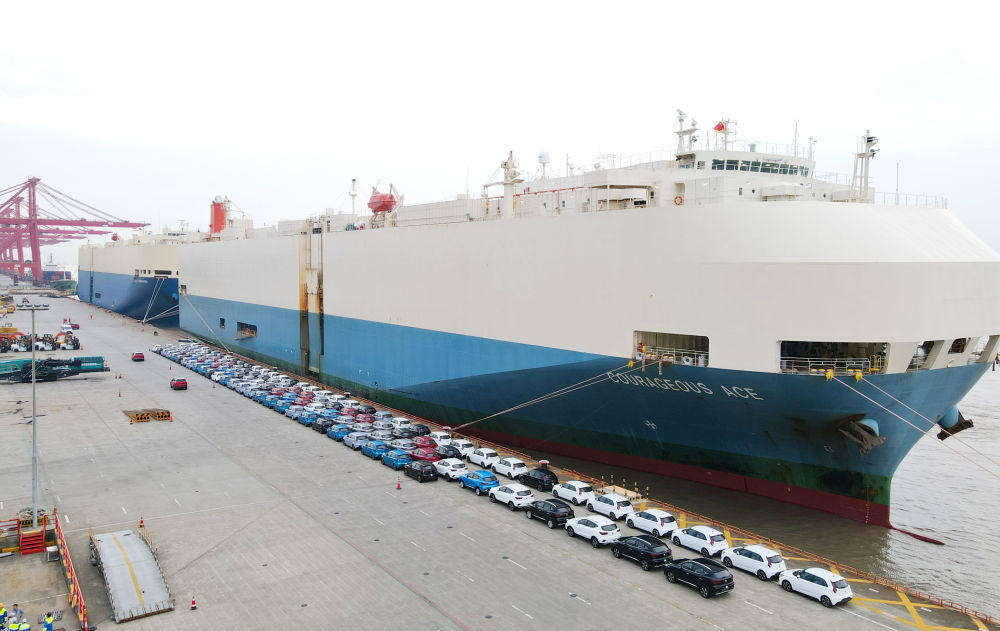 这是2023年7月9日拍摄的上海外高桥海通汽车码头（无人机照片）。地处长江口的上海外高桥海通汽车码头是中国最大的汽车出口码头之一，也是长江沿线各省市车企汽车出海的重要码头。2022年，这座码头汽车出口突破百万辆。