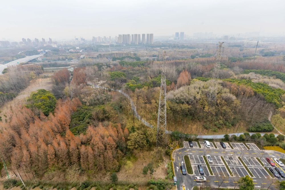 2023年元旦，上海首批开工建设的环城生态公园建成开放。图为位于上海市宝山区外环线旁的丰翔智秀公园。新华每日电讯记者 王翔 摄