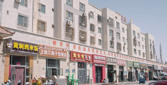 越来越多小店在若羌县城里开了起来 / 摄影:施安