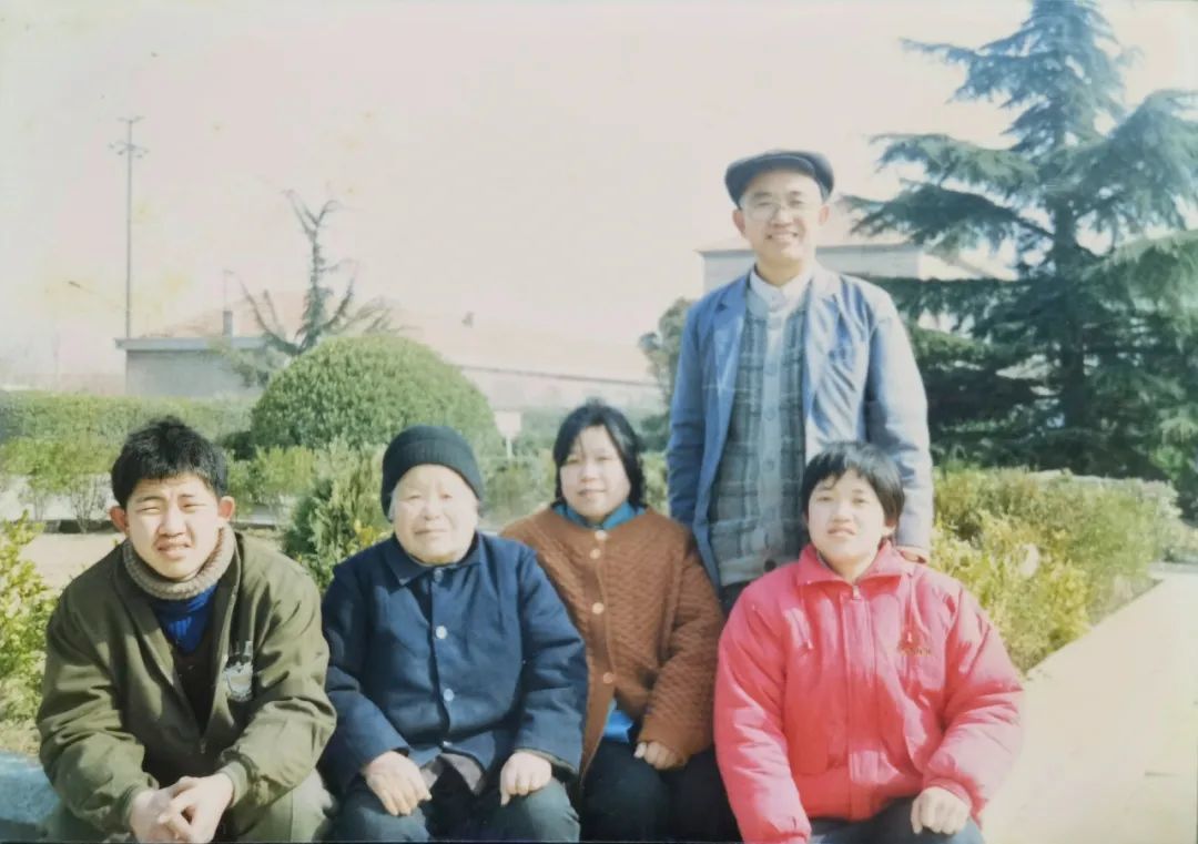 ·1990年，魏世杰（右二）和母亲、妻子、儿女在青岛。（王月玲供图）