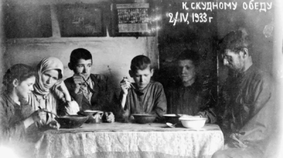 Кскудному обеду（贫乏的午餐）——1933年4月2日，一户乌克兰农家正在用午餐