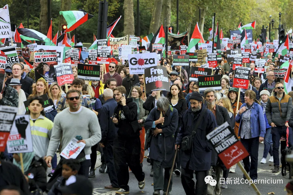 示威者在伦敦声援加沙的巴勒斯坦人，抗议以色列与巴勒斯坦伊斯兰组织哈马斯之间持续的冲突，照片拍摄于2023年10月28日。图片来源：路透社/Susannah Ireland