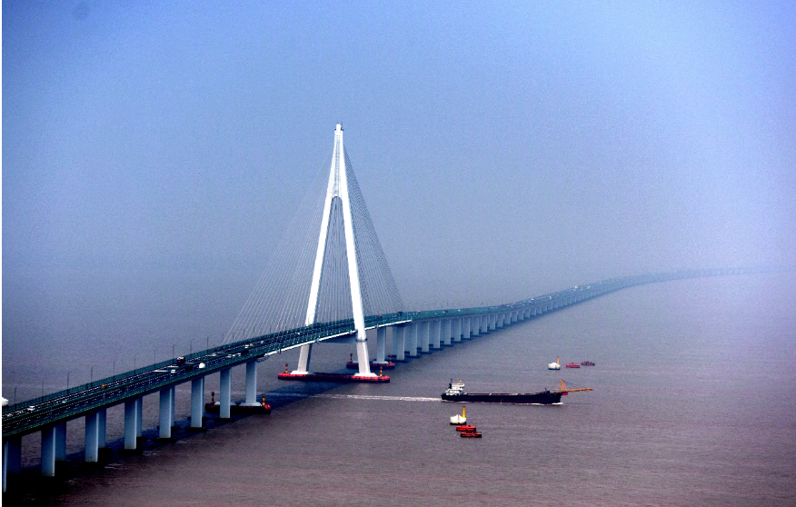 杭州湾跨海大桥如同一条巨龙横亘在水面上（资料照片）。这条纵跨36公里的“黄金通道”， 让杭州湾两岸乃至整个长三角南翼联系得更紧密，推动长三角区域联动融合发展。杭州湾跨海大桥直接受益于习近平同志在浙江工作时高瞻远瞩的战略布局。