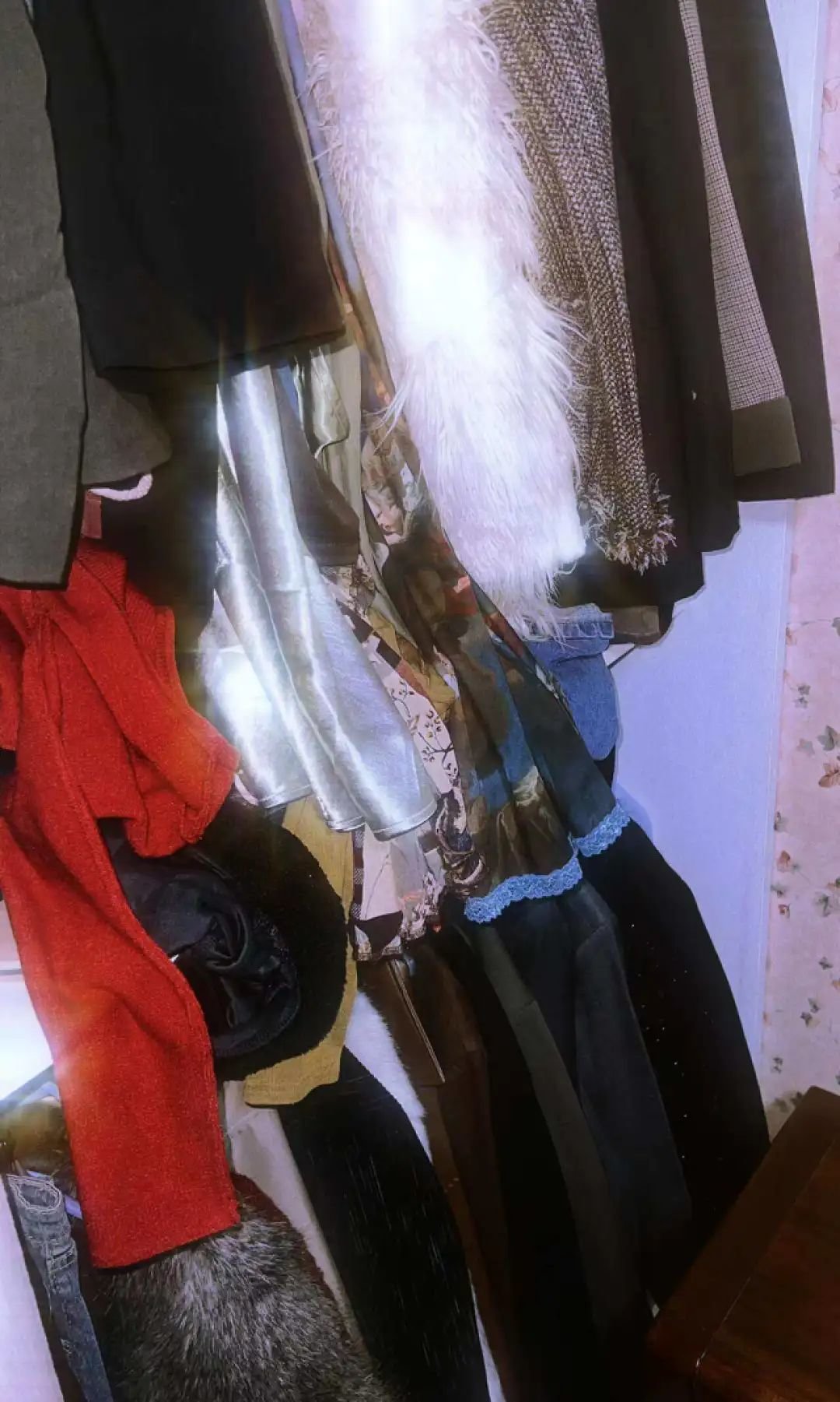 衣柜里花花绿绿的衣服,加了滤镜,因为想显得梦幻点