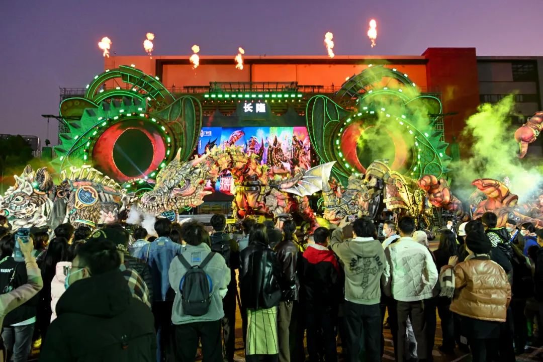 △广州长隆度假区，游客观看超级动物机甲大巡游。（图自视觉中国）