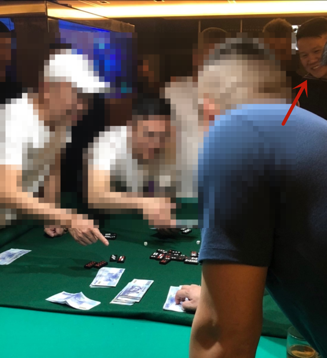 ▲李姓小弟还提供了小明在“88会所”内的聚赌图片。