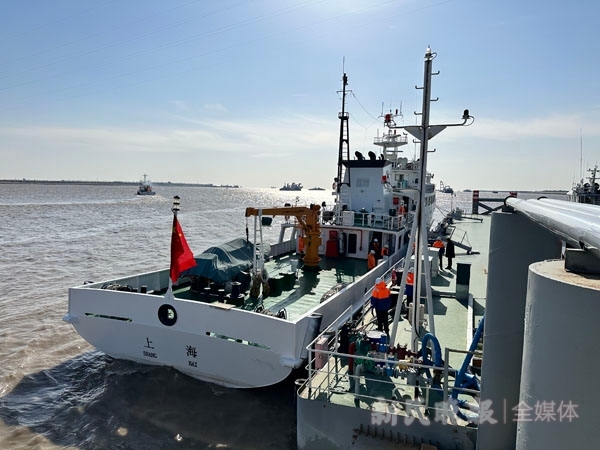图说:渔政执法船停靠长兴岛公务基地码头 杨洁/摄