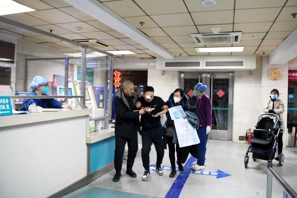 一名张家口的年轻男子右眼被烟花爆竹炸伤,医护人员为他紧急处理。