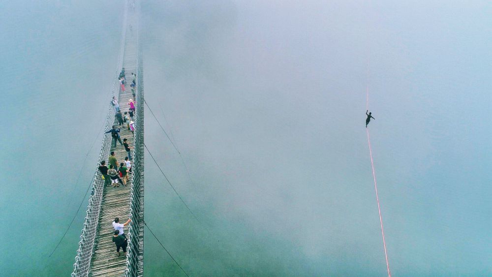 选手在神仙居景区参加高空扁带挑战赛。