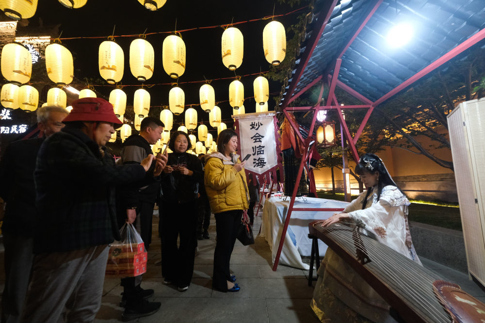游客在台州府城文化旅游区内体验紫阳街的夜游项目。