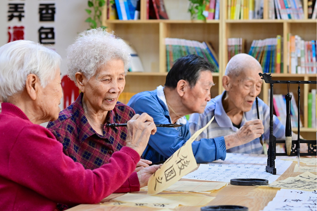2022年6月6日，北京上班早高峰时段拥挤的10号线地铁。图｜视觉中国