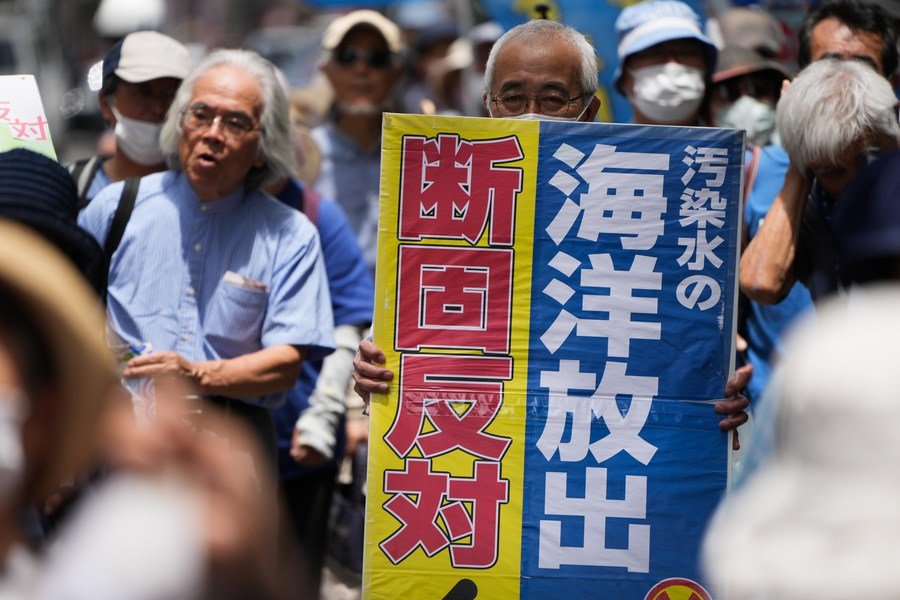 6月20日,人们在日本福岛市参加反对核污染水排海的抗议活动。(新华社记者张笑宇摄)