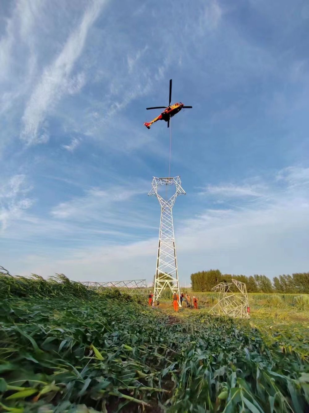 应用直升机在海林市海林镇孟家村吊装110千伏海长线铁塔。（受访者供图）