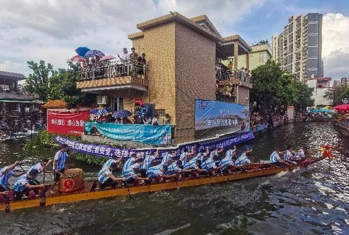 6月22日,一条龙船在佛山叠滘端午龙船漂移赛中过S弯。新华社记者 刘大伟 摄