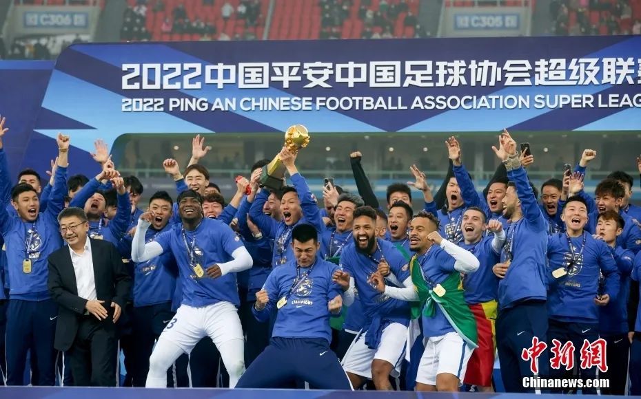 资料图为武汉三镇队队员捧杯欢庆 中新社记者 张畅 摄