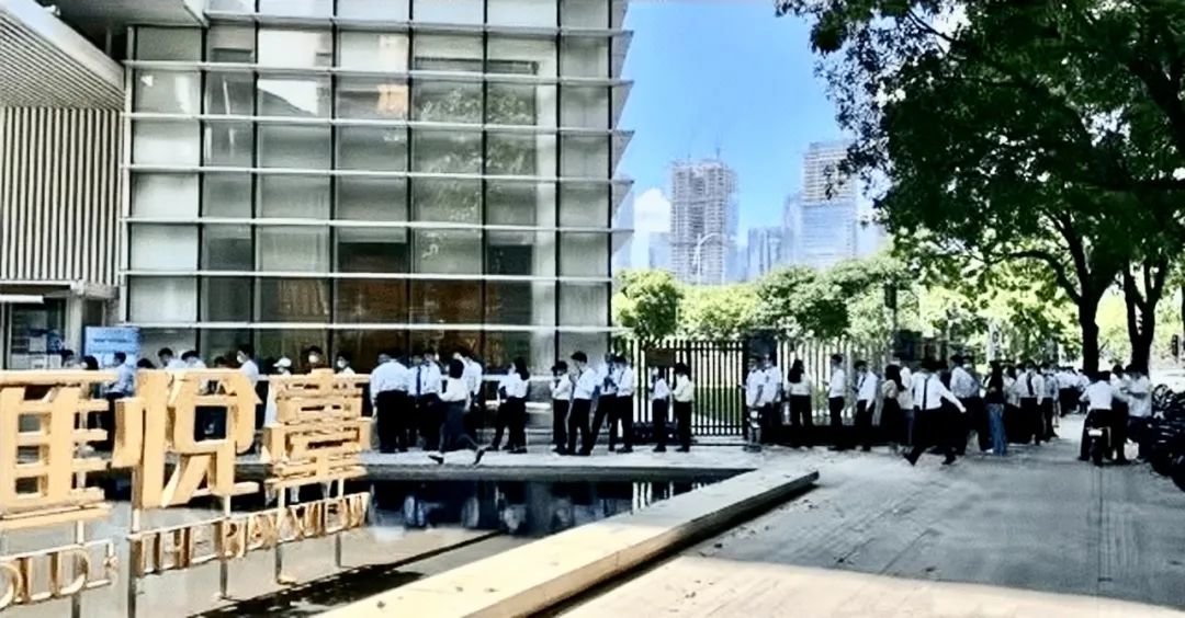 足球运动员郜林出售广州侨鑫汇悦台的江景大平层,引来无数中介在小区门口排起长龙