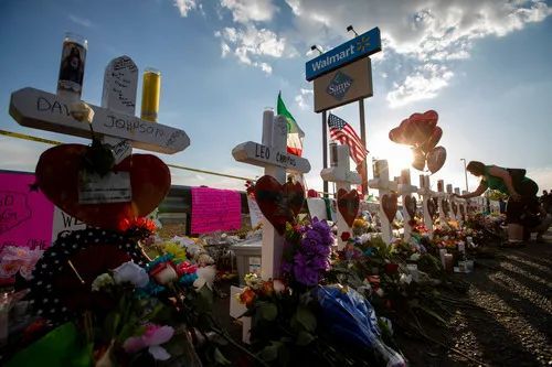 ▲资料图片：2019年8月5日，人们在美国得克萨斯州埃尔帕索市的沃尔玛超市枪击案现场附近悼念逝者。新华社
