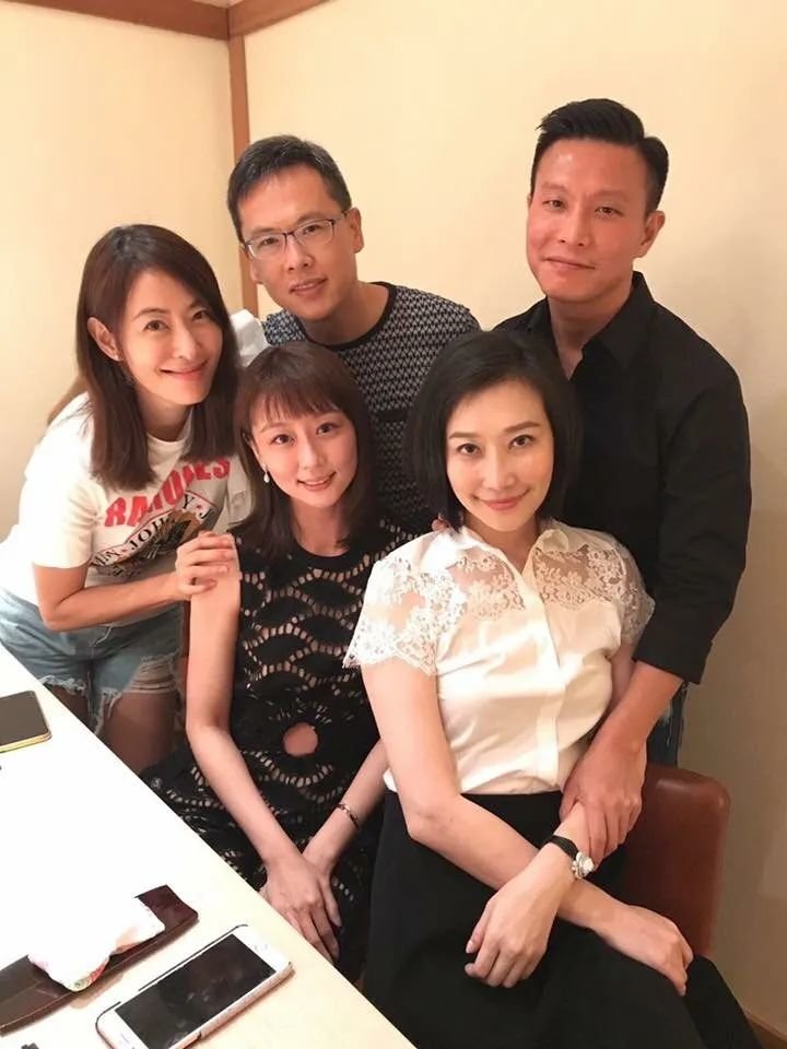 ▲钱德月离婚后,也交过几任男友,状态保持得不错,左一是贾永婕,和小S关系很好。小S口中称钱德月为朋友的朋友,应该就是这个原因吧。