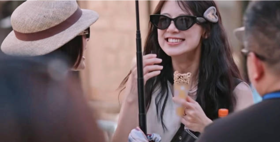 一句话都不说？以为她被孤立了…