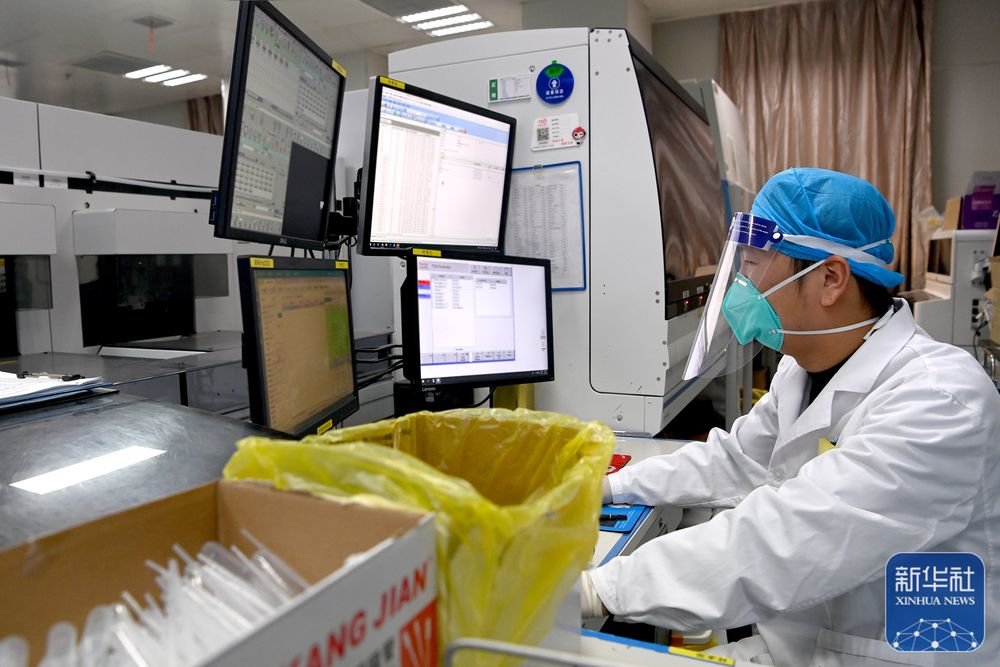1月1日，西安交通大学第一附属医院急诊科检验室的医务人员在工作中。