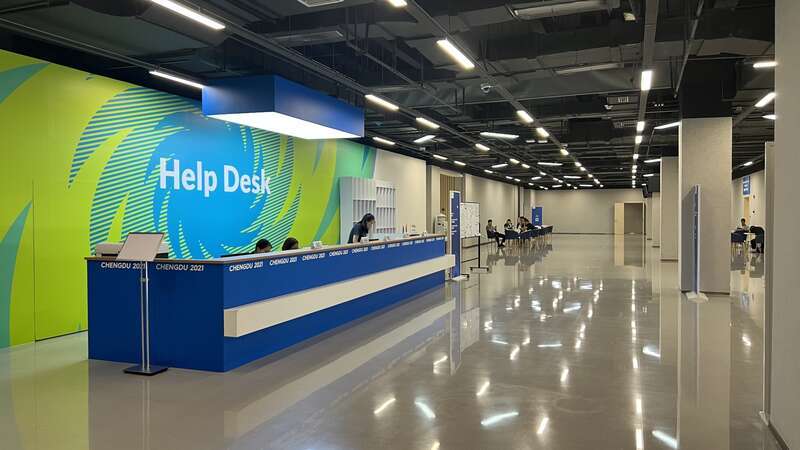 主媒体中心服务台准备好为全球媒体记者提供服务。汪龙华/摄