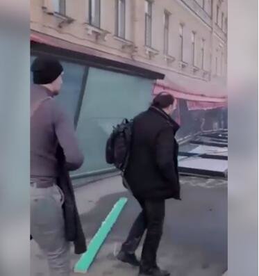 俄媒披露的视频显示了咖啡馆爆炸后的画面