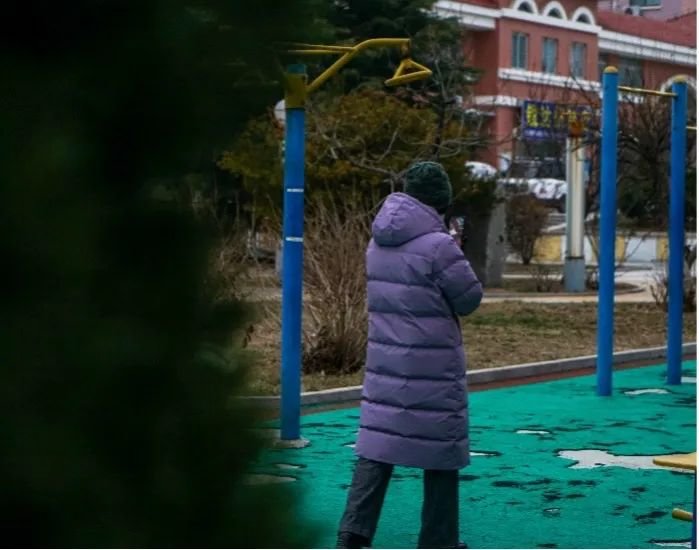 在银滩居住的一位老人,正和外地亲戚视频。摄影:林樾