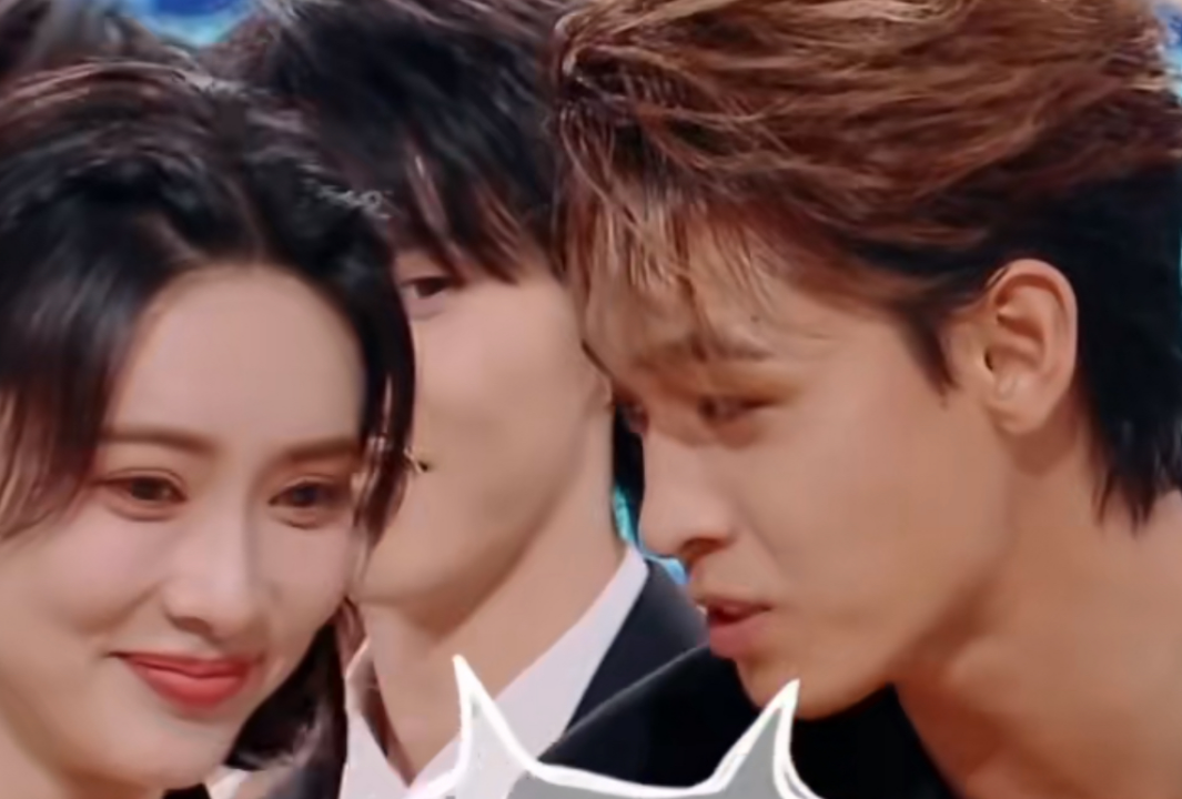 谁懂,他俩一直偷摸手拉手诶 谁懂,他俩一直偷摸手拉手诶