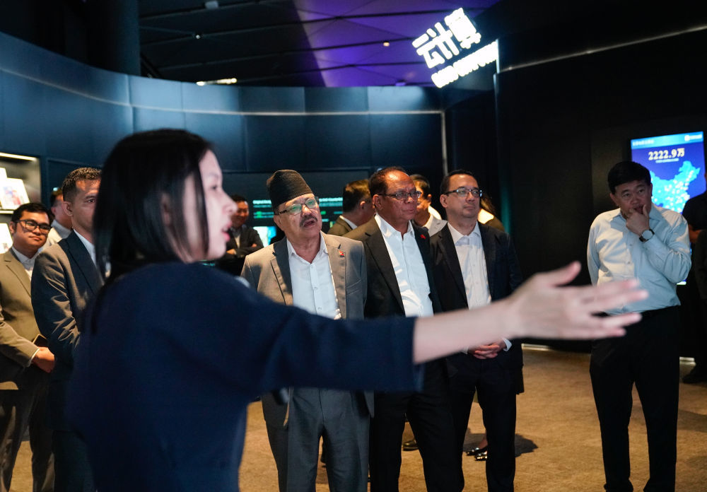 8月31日,驻华使节在浙江省杭州市参观阿里巴巴集团。 新华社记者 韩传号 摄