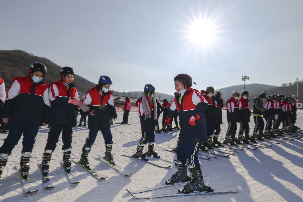 在吉林省吉林市万科松花湖度假区，吉化第九中学学生在滑雪体育课上练习（2月27日摄）。新华社记者 许畅 摄