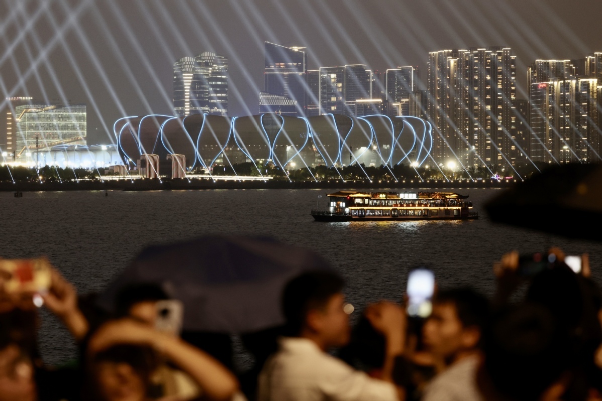 9月20日晚，杭州城市阳台，市民观看灯光秀。中国日报记者 魏晓昊 摄