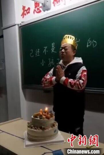 马卫东许愿孩子们学测考试全部通过。 徐州市树恩高级中学供图