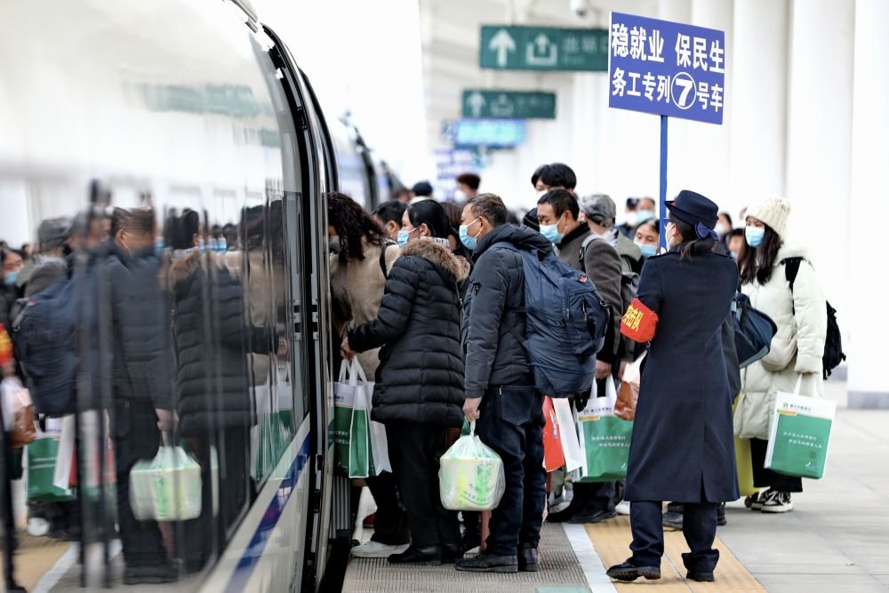 1月27日,遵义外出务工人员在遵义南站登上务工专列。新华社发(张贵忠摄)
