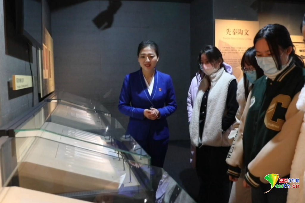 杨小玉向参观者讲解甲骨文。通讯员王凡 摄