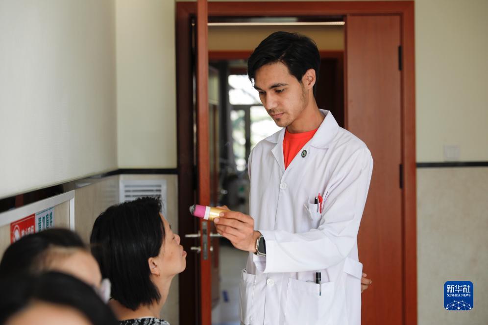 甘肃中医药大学针灸推拿专业的土库曼斯坦留学生迪达在临床实习中为患者进行火灸治疗（7月28日摄）。新华社记者 方欣 摄