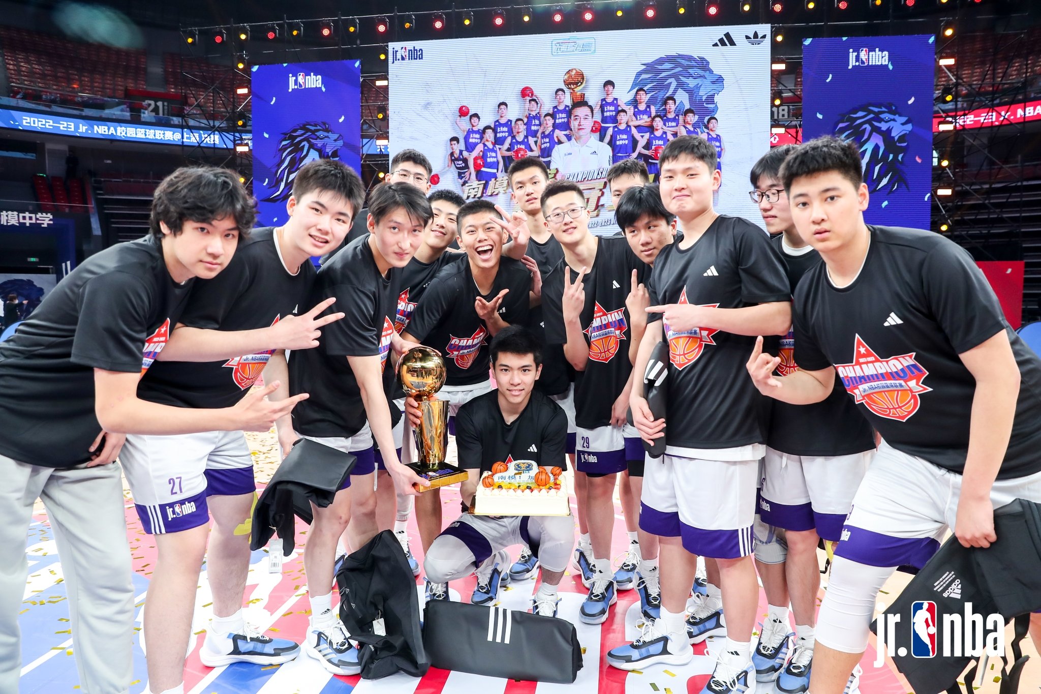 上海南洋模范中学拿到冠军。