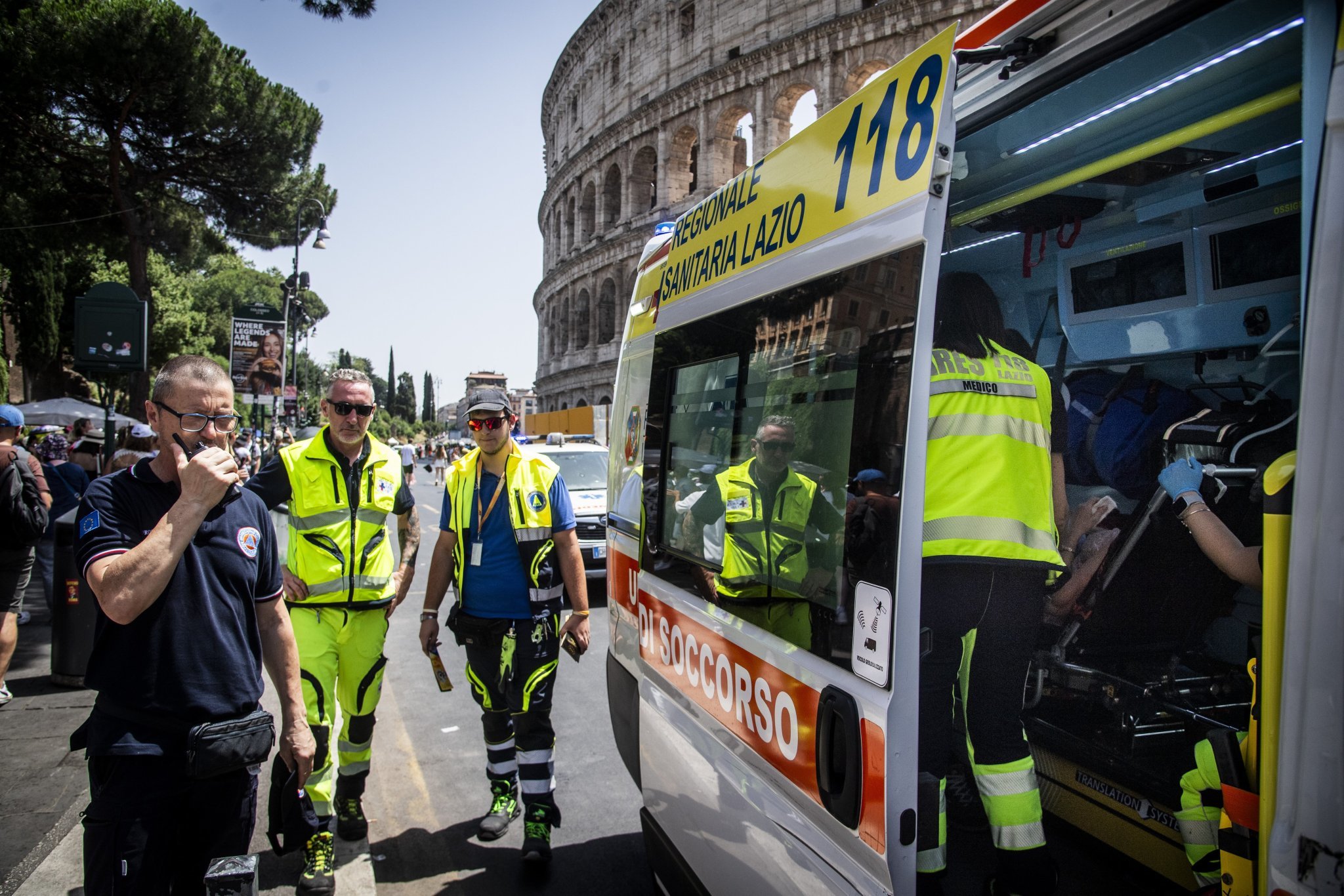 当地时间2023年7月18日，意大利罗马，当地遭遇高温天气，医护人员提供急救医疗服务。
