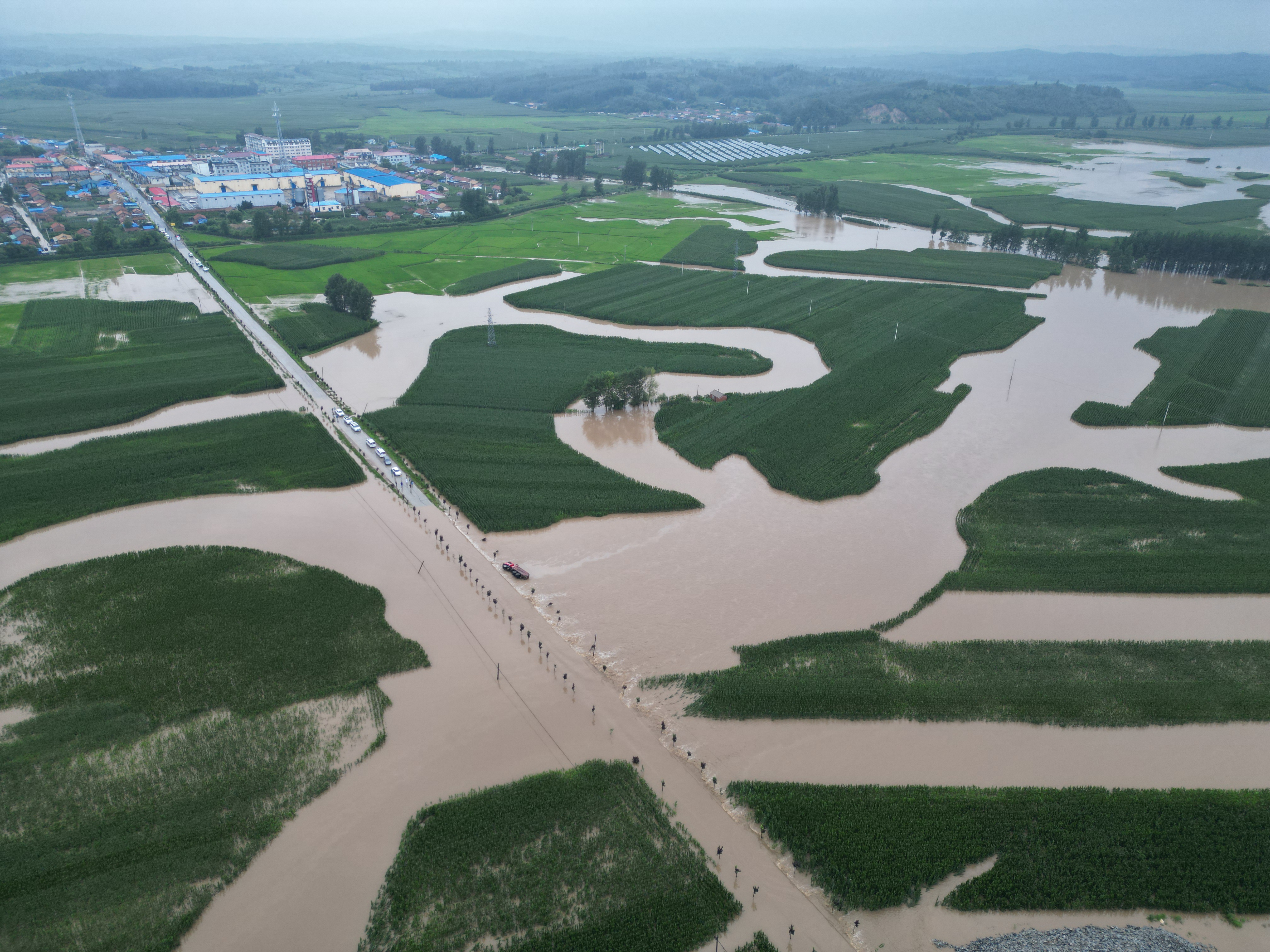 8月4日拍摄的吉林省舒兰市开原镇部分受洪水侵袭的道路和农田（无人机照片）。新华社 图