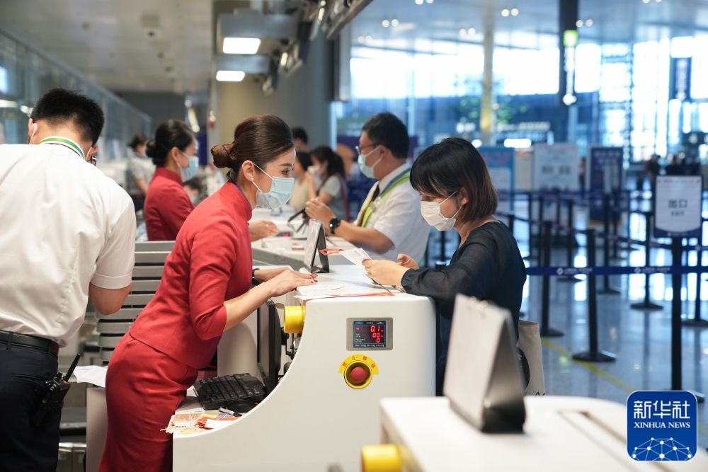 5月28日，旅客在上海虹桥国际机场航站楼办理登机手续。新华社记者丁汀摄