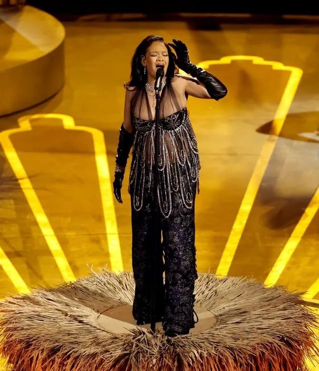 孕中的 Rihanna 登台演唱获得“最佳歌曲”提名的《Lift Me Up》。