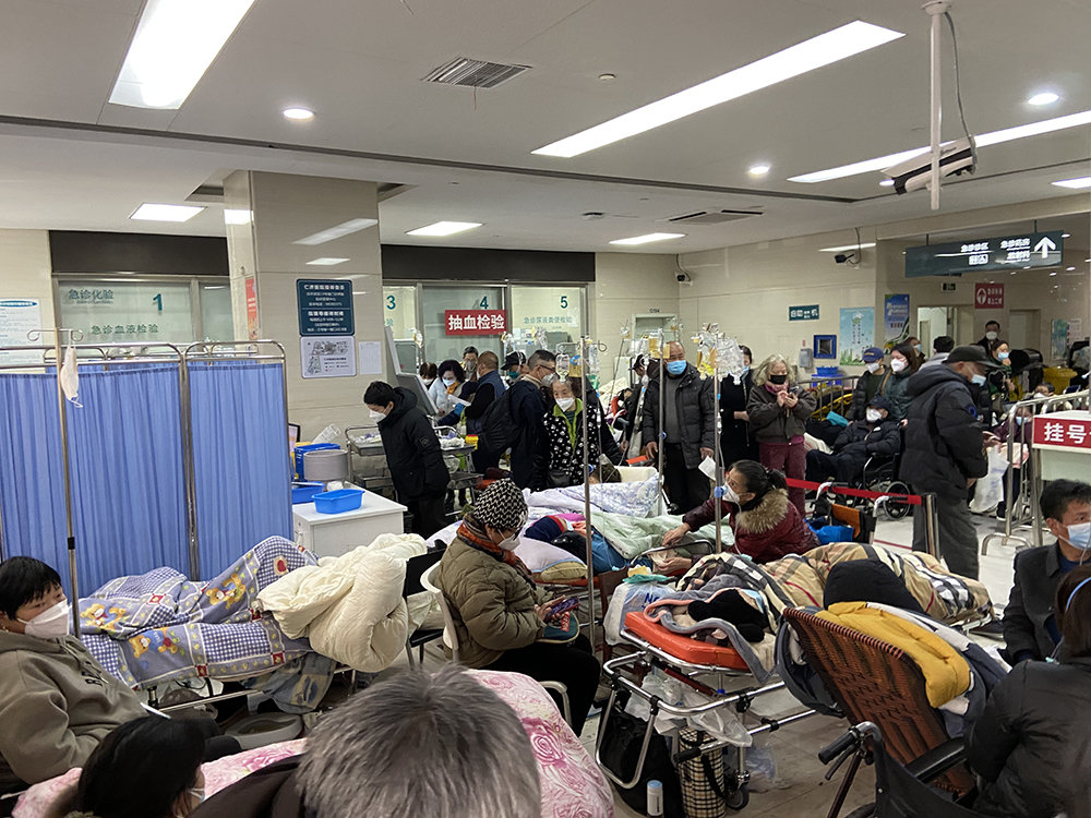 1月4日下午,仁济医院东院的急诊区。本文图片均为 澎湃新闻记者 陈悦 图