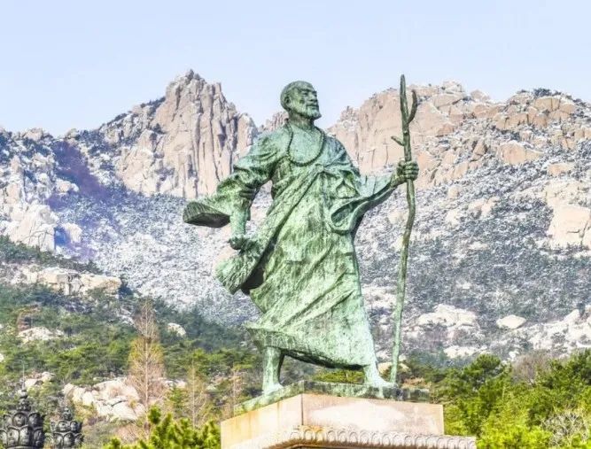 ·青岛崂山的法显求法归来登陆纪念雕像。