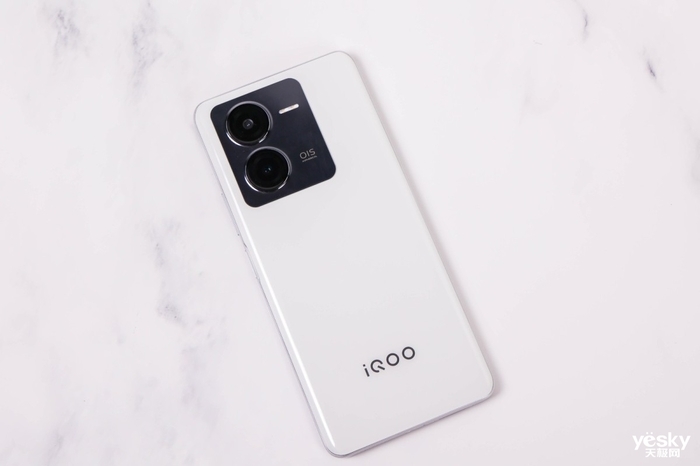 iQOO Z8评测:充电五分钟游戏两小时 千元电竞水桶机
