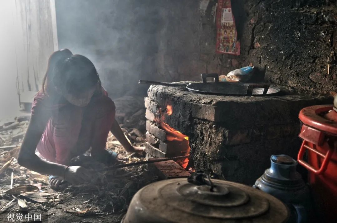 农村贫困家庭学生，放学后往往要帮家里烧火做饭。（图/视觉中国）